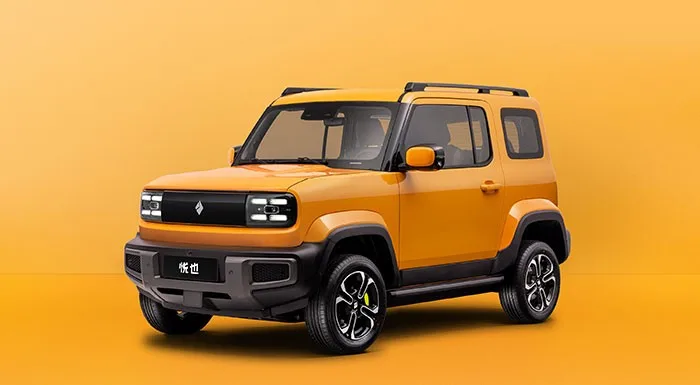 Baojun Yep w kolorze pomarańczowym, studyjne zdjęcie pod kątem trzy czwarte od przodu, jednolite pomarańczowe tło