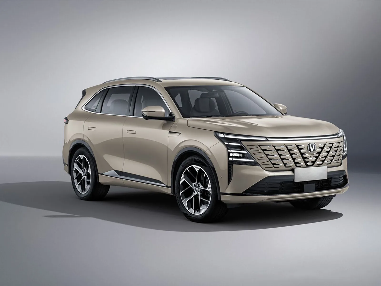 Changan CS75 Plus w kolorze beżowym, studyjne zdjęcie pod kątem trzy czwarte od przodu, jednolite szare tło