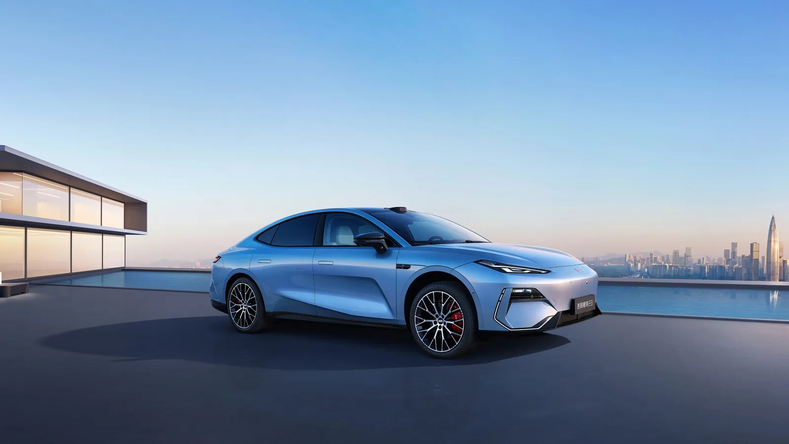 Geely Galaxy E8 w kolorze niebieskim, widok z boku, zaparkowany przy basenie na tarasie z panoramą miasta