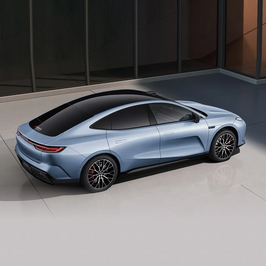Geely Galaxy E8 widok od tyłu w 3/4 z góry, panoramiczny dach
