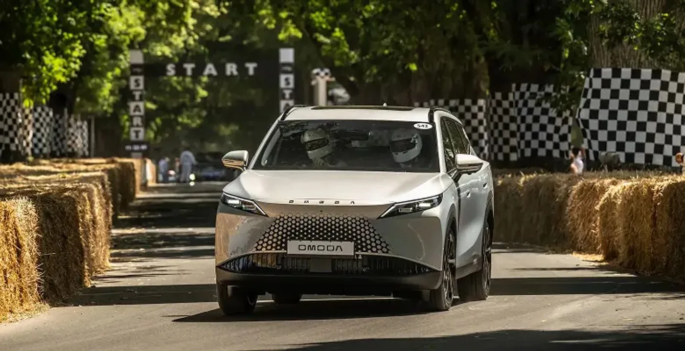 Omoda 7 od przodu podczas wjazdu na tor Goodwood Festival of Speed