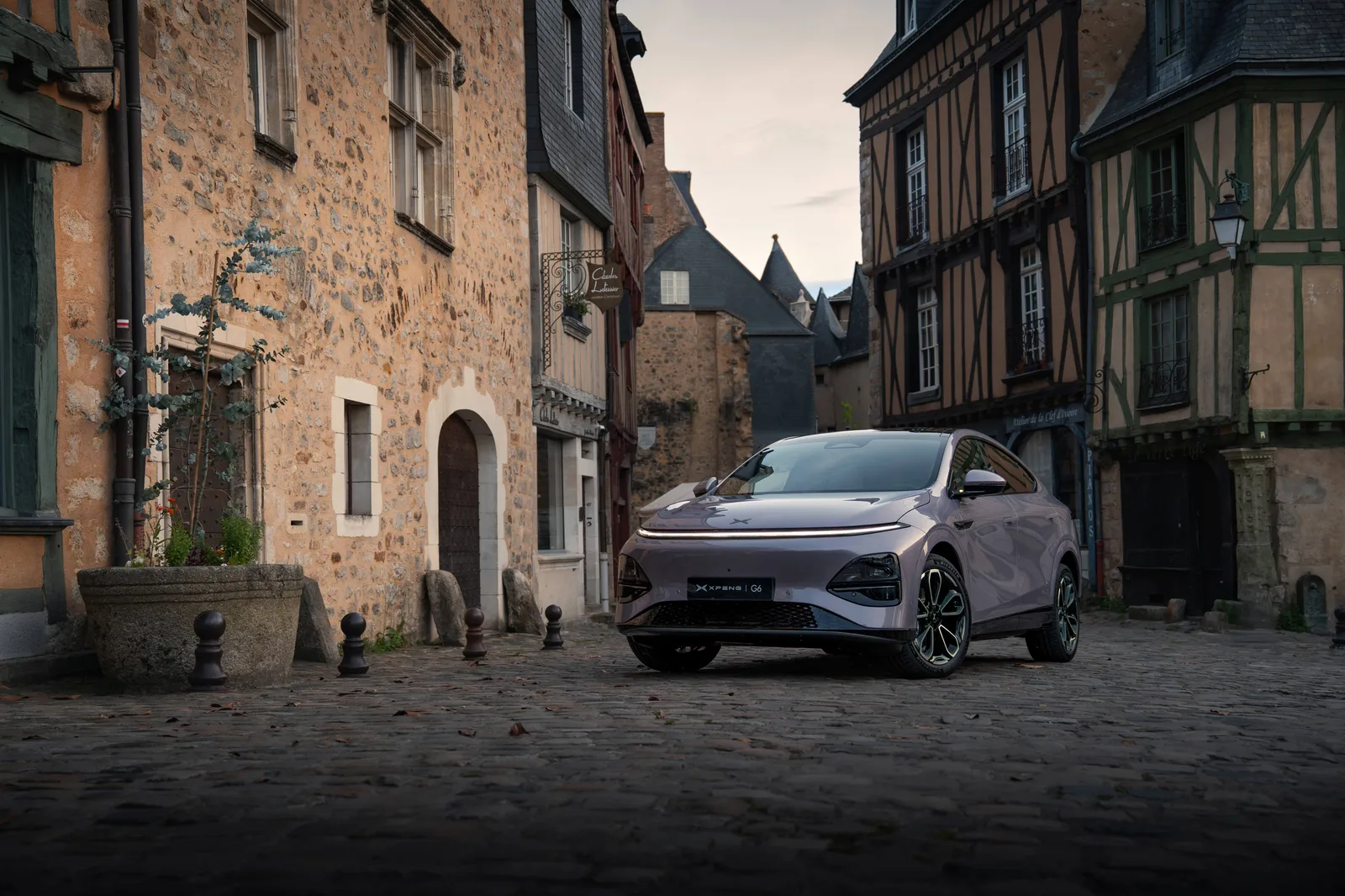 XPeng G6 sfotografowany z boku, widoczna sylwetka smart coupe SUV
